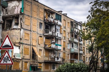 Harkiv, Ukrayna, 5 Eylül 2025, Harkiv 'in kuzeyindeki Saltivka' da Hasarlı Bina. Banliyö bölgesi, Rusya 'nın bombardımanından ülkedeki diğer bölgelerden daha fazla etkilendi..