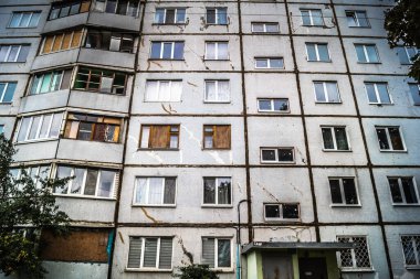 Harkiv, Ukrayna, 5 Eylül 2025, Harkiv 'in kuzeyindeki Saltivka' da Hasarlı Bina. Banliyö bölgesi, Rusya 'nın bombardımanından ülkedeki diğer bölgelerden daha fazla etkilendi..