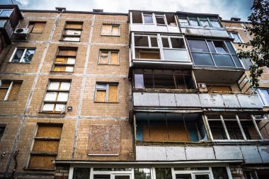 Harkiv, Ukrayna, 5 Eylül 2025, Harkiv 'in kuzeyindeki Saltivka' da Hasarlı Bina. Banliyö bölgesi, Rusya 'nın bombardımanından ülkedeki diğer bölgelerden daha fazla etkilendi..