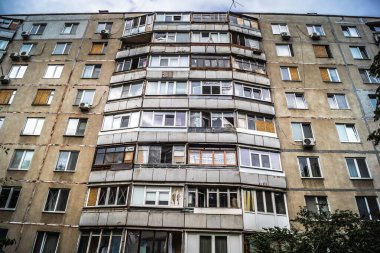 Harkiv, Ukrayna, 5 Eylül 2025, Harkiv 'in kuzeyindeki Saltivka' da Hasarlı Bina. Banliyö bölgesi, Rusya 'nın bombardımanından ülkedeki diğer bölgelerden daha fazla etkilendi..