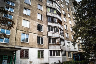 Harkiv, Ukrayna, 5 Eylül 2025, Harkiv 'in kuzeyindeki Saltivka' da Hasarlı Bina. Banliyö bölgesi, Rusya 'nın bombardımanından ülkedeki diğer bölgelerden daha fazla etkilendi..