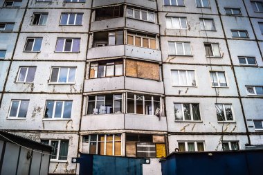 Harkiv, Ukrayna, 5 Eylül 2025, Harkiv 'in kuzeyindeki Saltivka' da Hasarlı Bina. Banliyö bölgesi, Rusya 'nın bombardımanından ülkedeki diğer bölgelerden daha fazla etkilendi..