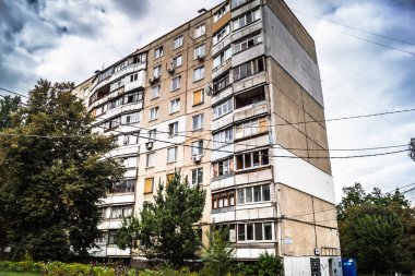 Harkiv, Ukrayna, 5 Eylül 2025, Harkiv 'in kuzeyindeki Saltivka' da Hasarlı Bina. Banliyö bölgesi, Rusya 'nın bombardımanından ülkedeki diğer bölgelerden daha fazla etkilendi..