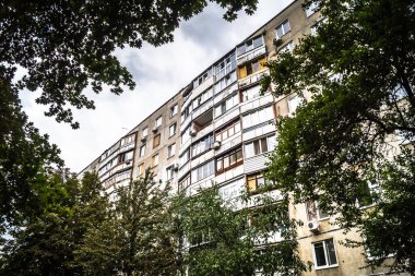 Harkiv, Ukrayna, 5 Eylül 2025, Harkiv 'in kuzeyindeki Saltivka' da Hasarlı Bina. Banliyö bölgesi, Rusya 'nın bombardımanından ülkedeki diğer bölgelerden daha fazla etkilendi..