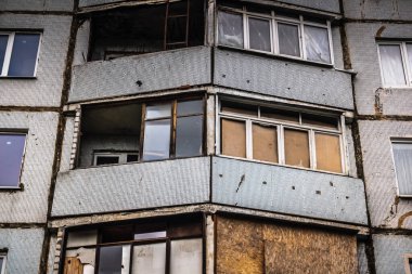 Harkiv, Ukrayna, 5 Eylül 2025, Harkiv 'in kuzeyindeki Saltivka' da Hasarlı Bina. Banliyö bölgesi, Rusya 'nın bombardımanından ülkedeki diğer bölgelerden daha fazla etkilendi..