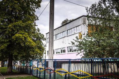 Harkiv, Ukrayna, 5 Eylül 2025, Harkiv 'in kuzeyindeki Saltivka' da Hasarlı Bina. Banliyö bölgesi, Rusya 'nın bombardımanından ülkedeki diğer bölgelerden daha fazla etkilendi..