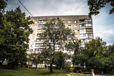 Harkiv, Ukrayna, 5 Eylül 2025, Harkiv 'in kuzeyindeki Saltivka' da Hasarlı Bina. Banliyö bölgesi, Rusya 'nın bombardımanından ülkedeki diğer bölgelerden daha fazla etkilendi..