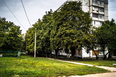 Harkiv, Ukrayna, 5 Eylül 2025, Harkiv 'in kuzeyindeki Saltivka' da Hasarlı Bina. Banliyö bölgesi, Rusya 'nın bombardımanından ülkedeki diğer bölgelerden daha fazla etkilendi..