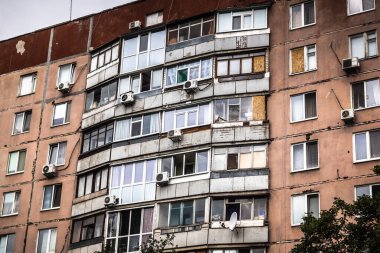 Harkiv, Ukrayna, 5 Eylül 2025, Harkiv 'in kuzeyindeki Saltivka' da Hasarlı Bina. Banliyö bölgesi, Rusya 'nın bombardımanından ülkedeki diğer bölgelerden daha fazla etkilendi..