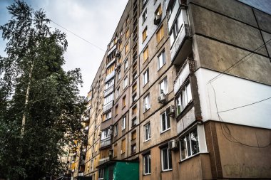 Harkiv, Ukrayna, 5 Eylül 2025, Harkiv 'in kuzeyindeki Saltivka' da Hasarlı Bina. Banliyö bölgesi, Rusya 'nın bombardımanından ülkedeki diğer bölgelerden daha fazla etkilendi..