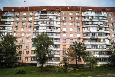 Harkiv, Ukrayna, 5 Eylül 2025, Harkiv 'in kuzeyindeki Saltivka' da Hasarlı Bina. Banliyö bölgesi, Rusya 'nın bombardımanından ülkedeki diğer bölgelerden daha fazla etkilendi..