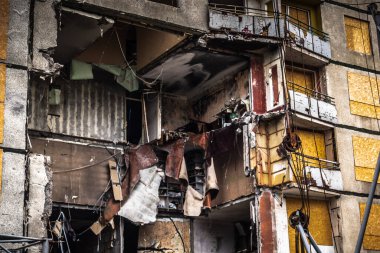 Harkiv, Ukrayna, 5 Eylül 2025, Harkiv 'in kuzeyindeki Saltivka' da Hasarlı Bina. Banliyö bölgesi, Rusya 'nın bombardımanından ülkedeki diğer bölgelerden daha fazla etkilendi..