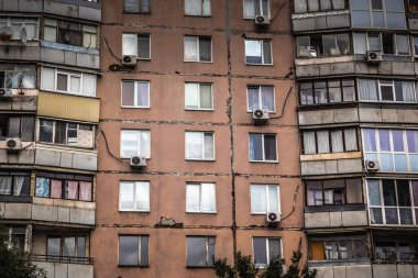 Harkiv, Ukrayna, 5 Eylül 2025, Harkiv 'in kuzeyindeki Saltivka' da Hasarlı Bina. Banliyö bölgesi, Rusya 'nın bombardımanından ülkedeki diğer bölgelerden daha fazla etkilendi..