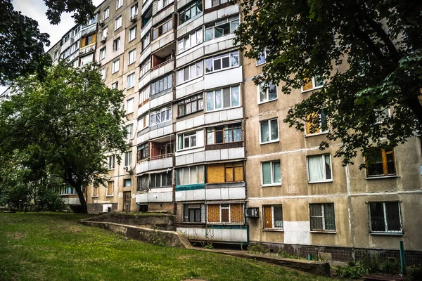 Harkiv, Ukrayna, 5 Eylül 2025, Harkiv 'in kuzeyindeki Saltivka' da Hasarlı Bina. Banliyö bölgesi, Rusya 'nın bombardımanından ülkedeki diğer bölgelerden daha fazla etkilendi..