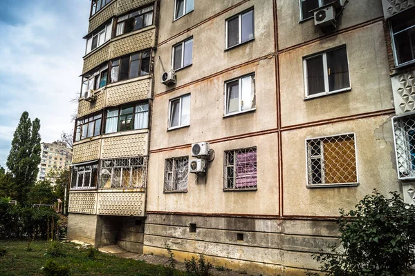 Harkiv, Ukrayna, 5 Eylül 2025, Harkiv 'in kuzeyindeki Saltivka' da Hasarlı Bina. Banliyö bölgesi, Rusya 'nın bombardımanından ülkedeki diğer bölgelerden daha fazla etkilendi..