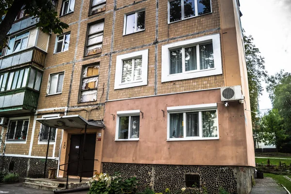 Harkiv, Ukrayna, 5 Eylül 2025, Harkiv 'in kuzeyindeki Saltivka' da Hasarlı Bina. Banliyö bölgesi, Rusya 'nın bombardımanından ülkedeki diğer bölgelerden daha fazla etkilendi..