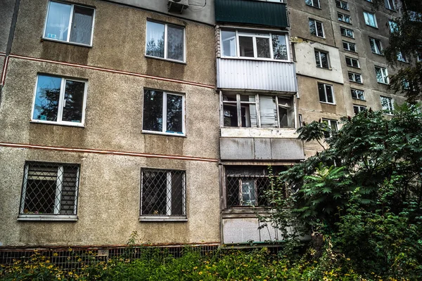 Harkiv, Ukrayna, 5 Eylül 2025, Harkiv 'in kuzeyindeki Saltivka' da Hasarlı Bina. Banliyö bölgesi, Rusya 'nın bombardımanından ülkedeki diğer bölgelerden daha fazla etkilendi..