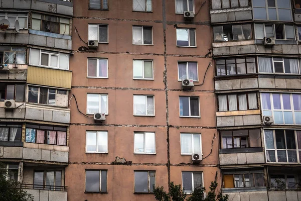 Harkiv, Ukrayna, 5 Eylül 2025, Harkiv 'in kuzeyindeki Saltivka' da Hasarlı Bina. Banliyö bölgesi, Rusya 'nın bombardımanından ülkedeki diğer bölgelerden daha fazla etkilendi..