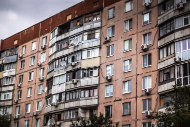 Harkiv, Ukrayna, 5 Eylül 2025, Harkiv 'in kuzeyindeki Saltivka' da Hasarlı Bina. Banliyö bölgesi, Rusya 'nın bombardımanından ülkedeki diğer bölgelerden daha fazla etkilendi..