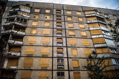 Harkiv, Ukrayna, 5 Eylül 2025, Harkiv 'in kuzeyindeki Saltivka' da Hasarlı Bina. Banliyö bölgesi, Rusya 'nın bombardımanından ülkedeki diğer bölgelerden daha fazla etkilendi..