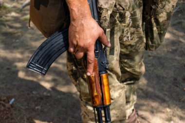 Donbass, Ukrayna, 16 Ağustos 2025 Ukrayna askerleri çeşitli savaş teknikleri eğitimi almıştır. Tatbikat ve siper savaşı talimi yapıyorlar. Rusya 'ya karşı yürütülen savaşta askerlik eğitimi hayati önem taşıyor.