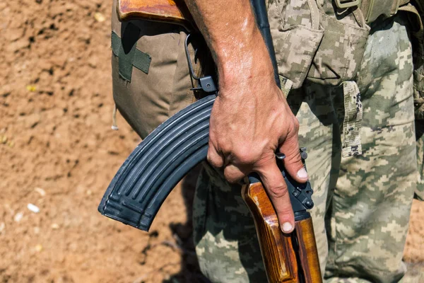 Donbass, Ukrayna, 16 Ağustos 2025 Ukrayna askerleri çeşitli savaş teknikleri eğitimi almıştır. Tatbikat ve siper savaşı talimi yapıyorlar. Rusya 'ya karşı yürütülen savaşta askerlik eğitimi hayati önem taşıyor.