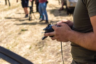 Donbas, Ukrayna, 13 Ağustos 2025 Ukraynalı bir asker Donbas 'ta İHA kullanıyor. İnsansız hava aracı savaşı Ukrayna 'yı kasıp kavuruyor ve Rusya ile savaşın dönüm noktasını işaret ediyor. Drone geliştirmesi hızlandı.