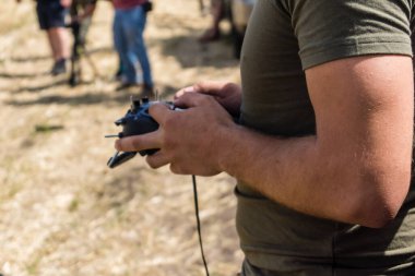 Donbas, Ukrayna, 13 Ağustos 2025 Ukraynalı bir asker Donbas 'ta İHA kullanıyor. İnsansız hava aracı savaşı Ukrayna 'yı kasıp kavuruyor ve Rusya ile savaşın dönüm noktasını işaret ediyor. Drone geliştirmesi hızlandı.