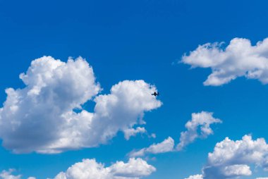 Donbas, Ukrayna, 13 Ağustos 2025 Ukraynalı bir asker Donbas 'ta İHA kullanıyor. İnsansız hava aracı savaşı Ukrayna 'yı kasıp kavuruyor ve Rusya ile savaşın dönüm noktasını işaret ediyor. Drone geliştirmesi hızlandı.