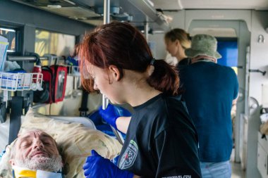 Pavlograd, Ukrayna, 15 Ağustos 2025 Ukraynalı hastaneciler savaş alanında yaralanan askerleri tahliye eden gönüllü tıbbi tabur. Sağlık otobüsü onları tedavi için hastaneye götürüyor..