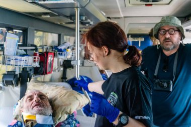 Pavlograd, Ukrayna, 15 Ağustos 2025 Ukraynalı hastaneciler savaş alanında yaralanan askerleri tahliye eden gönüllü tıbbi tabur. Sağlık otobüsü onları tedavi için hastaneye götürüyor..