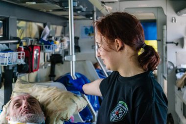 Pavlograd, Ukrayna, 15 Ağustos 2025 Ukraynalı hastaneciler savaş alanında yaralanan askerleri tahliye eden gönüllü tıbbi tabur. Sağlık otobüsü onları tedavi için hastaneye götürüyor..