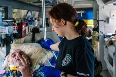 Pavlograd, Ukrayna, 15 Ağustos 2025 Ukraynalı hastaneciler savaş alanında yaralanan askerleri tahliye eden gönüllü tıbbi tabur. Sağlık otobüsü onları tedavi için hastaneye götürüyor..