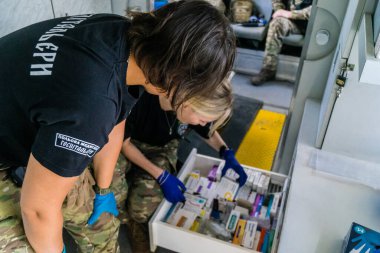 Pavlograd, Ukrayna, 15 Ağustos 2025 Ukraynalı hastaneciler savaş alanında yaralanan askerleri tahliye eden gönüllü tıbbi tabur. Sağlık otobüsü onları tedavi için hastaneye götürüyor..