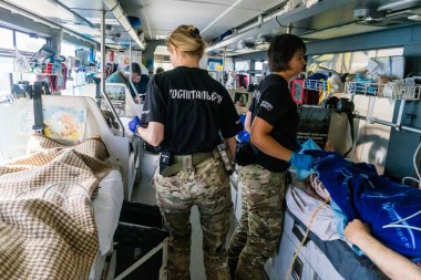 Pavlograd, Ukrayna, 15 Ağustos 2025 Ukraynalı hastaneciler savaş alanında yaralanan askerleri tahliye eden gönüllü tıbbi tabur. Sağlık otobüsü onları tedavi için hastaneye götürüyor..