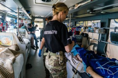 Pavlograd, Ukrayna, 15 Ağustos 2025 Ukraynalı hastaneciler savaş alanında yaralanan askerleri tahliye eden gönüllü tıbbi tabur. Sağlık otobüsü onları tedavi için hastaneye götürüyor..