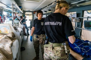 Pavlograd, Ukrayna, 15 Ağustos 2025 Ukraynalı hastaneciler savaş alanında yaralanan askerleri tahliye eden gönüllü tıbbi tabur. Sağlık otobüsü onları tedavi için hastaneye götürüyor..