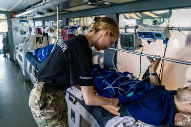 Pavlograd, Ukrayna, 15 Ağustos 2025 Ukraynalı hastaneciler savaş alanında yaralanan askerleri tahliye eden gönüllü tıbbi tabur. Sağlık otobüsü onları tedavi için hastaneye götürüyor..