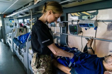 Pavlograd, Ukrayna, 15 Ağustos 2025 Ukraynalı hastaneciler savaş alanında yaralanan askerleri tahliye eden gönüllü tıbbi tabur. Sağlık otobüsü onları tedavi için hastaneye götürüyor..