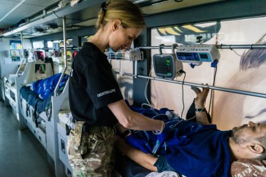 Pavlograd, Ukrayna, 15 Ağustos 2025 Ukraynalı hastaneciler savaş alanında yaralanan askerleri tahliye eden gönüllü tıbbi tabur. Sağlık otobüsü onları tedavi için hastaneye götürüyor..