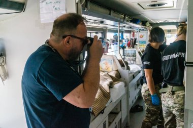 Pavlograd, Ukrayna, 15 Ağustos 2025 Ukraynalı hastaneciler savaş alanında yaralanan askerleri tahliye eden gönüllü tıbbi tabur. Sağlık otobüsü onları tedavi için hastaneye götürüyor..