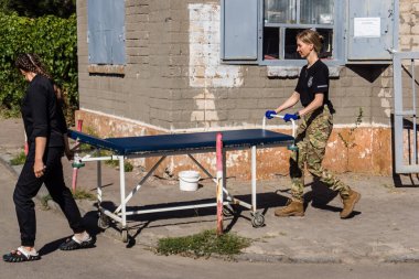 Pavlograd, Ukrayna, 15 Ağustos 2025 Ukraynalı hastaneciler savaş alanında yaralanan askerleri tahliye eden gönüllü tıbbi tabur. Sağlık otobüsü onları tedavi için hastaneye götürüyor..