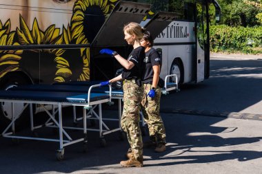 Pavlograd, Ukrayna, 15 Ağustos 2025 Ukraynalı hastaneciler savaş alanında yaralanan askerleri tahliye eden gönüllü tıbbi tabur. Sağlık otobüsü onları tedavi için hastaneye götürüyor..