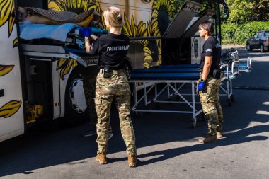 Pavlograd, Ukrayna, 15 Ağustos 2025 Ukraynalı hastaneciler savaş alanında yaralanan askerleri tahliye eden gönüllü tıbbi tabur. Sağlık otobüsü onları tedavi için hastaneye götürüyor..