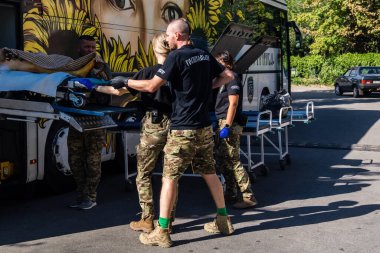Pavlograd, Ukrayna, 15 Ağustos 2025 Ukraynalı hastaneciler savaş alanında yaralanan askerleri tahliye eden gönüllü tıbbi tabur. Sağlık otobüsü onları tedavi için hastaneye götürüyor..