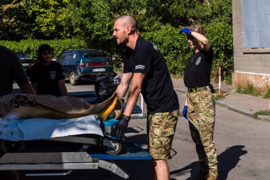 Pavlograd, Ukrayna, 15 Ağustos 2025 Ukraynalı hastaneciler savaş alanında yaralanan askerleri tahliye eden gönüllü tıbbi tabur. Sağlık otobüsü onları tedavi için hastaneye götürüyor..