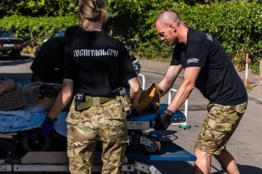 Pavlograd, Ukrayna, 15 Ağustos 2025 Ukraynalı hastaneciler savaş alanında yaralanan askerleri tahliye eden gönüllü tıbbi tabur. Sağlık otobüsü onları tedavi için hastaneye götürüyor..