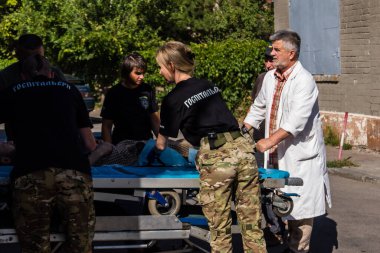 Pavlograd, Ukrayna, 15 Ağustos 2025 Ukraynalı hastaneciler savaş alanında yaralanan askerleri tahliye eden gönüllü tıbbi tabur. Sağlık otobüsü onları tedavi için hastaneye götürüyor..