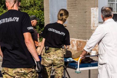 Pavlograd, Ukrayna, 15 Ağustos 2025 Ukraynalı hastaneciler savaş alanında yaralanan askerleri tahliye eden gönüllü tıbbi tabur. Sağlık otobüsü onları tedavi için hastaneye götürüyor..