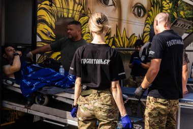 Pavlograd, Ukrayna, 15 Ağustos 2025 Ukraynalı hastaneciler savaş alanında yaralanan askerleri tahliye eden gönüllü tıbbi tabur. Sağlık otobüsü onları tedavi için hastaneye götürüyor..